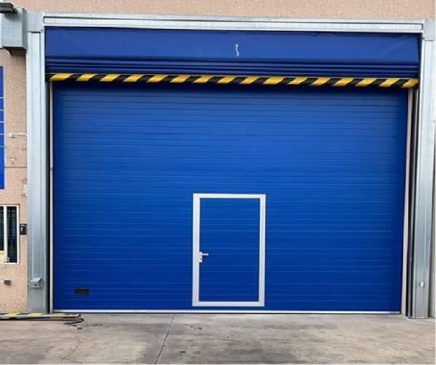 PUERTA SECCIONAL INDUSTRIAL CON PUERTA Cerdanyola del Vallés