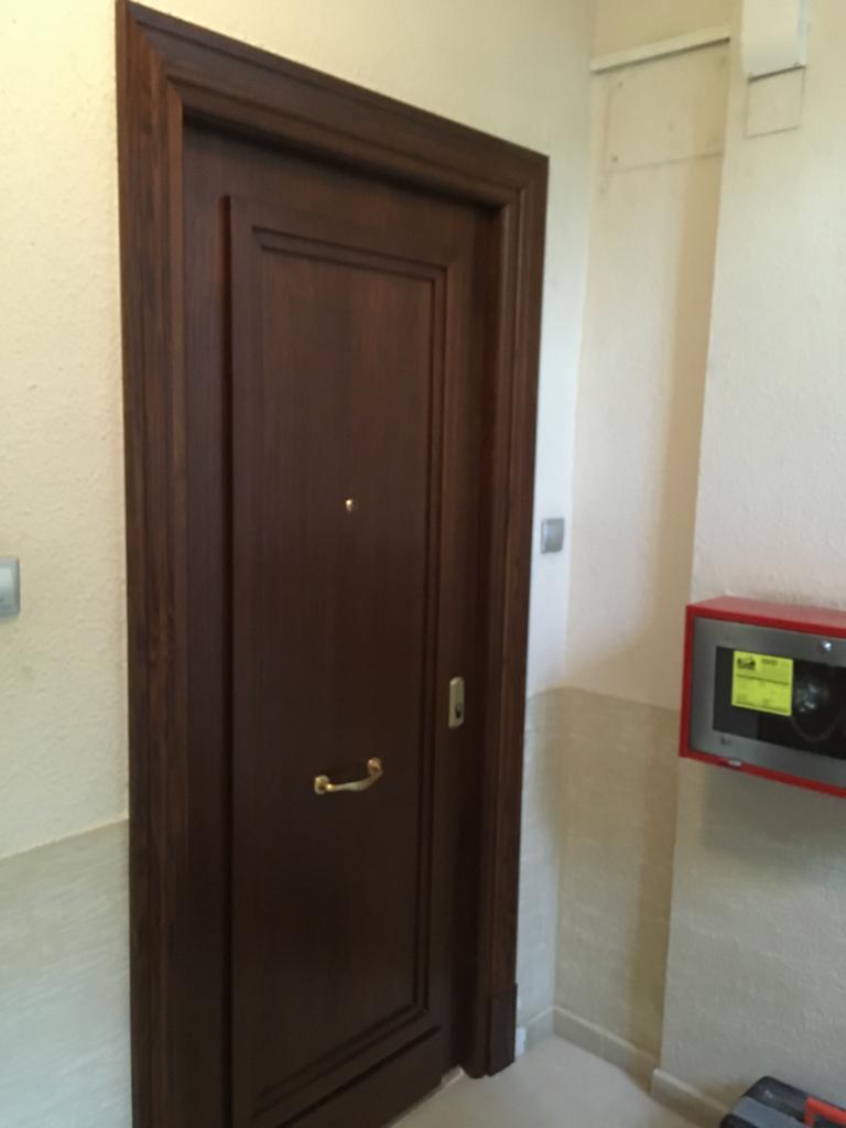 Puerta blindada en Serrada