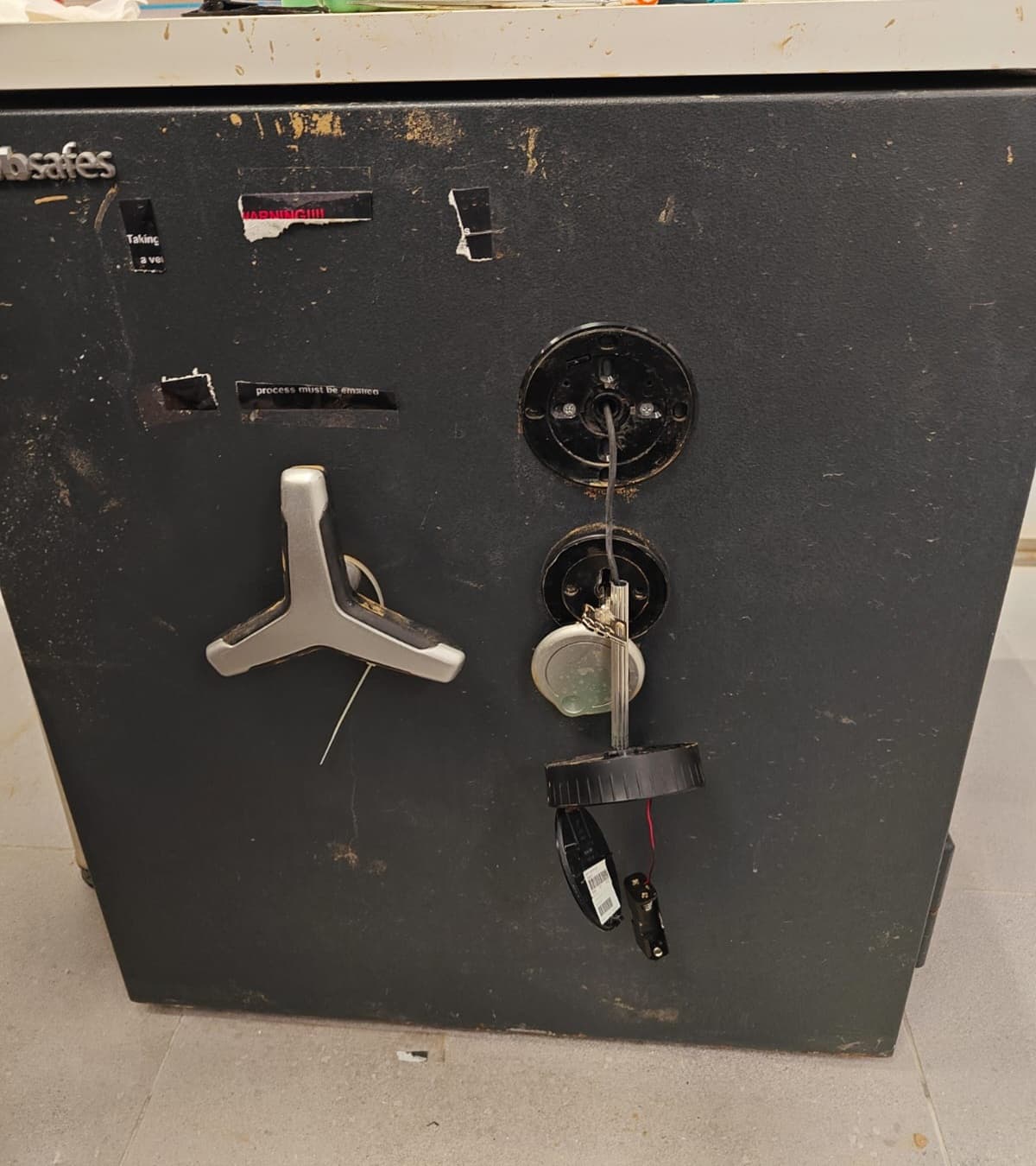 Cerrajeros para aperturas de cajas fuertes en Cadrete